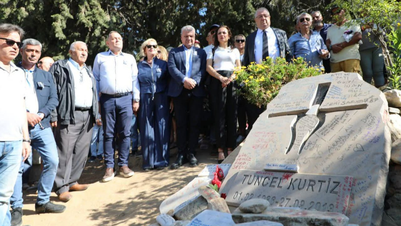 Tuncel Kurtiz, 12. Yılında Mezarı Başında Anıldı