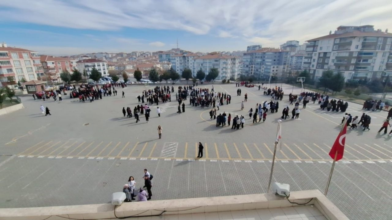Deprem Sonrası Öğrenciler Okul Bahçelerine Tahliye Edildi