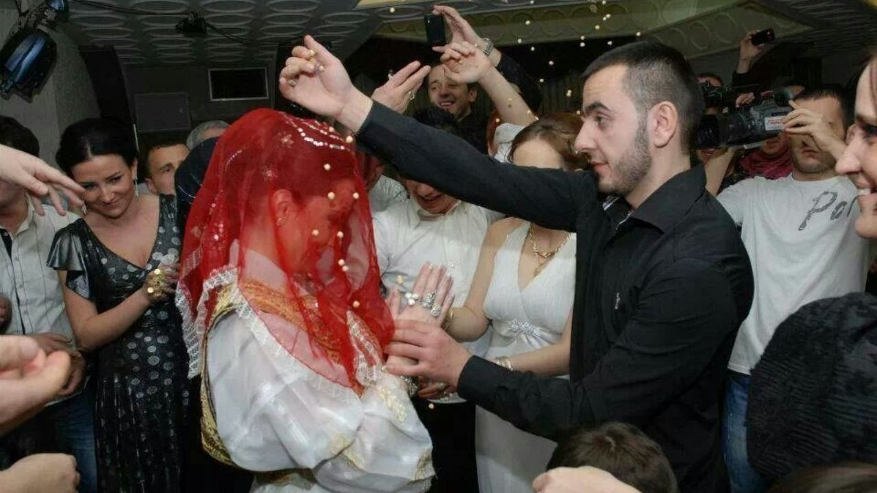 Balıkesir'de Kına Gecesi: Damat Bağlanıyor Gelin Çözüyor