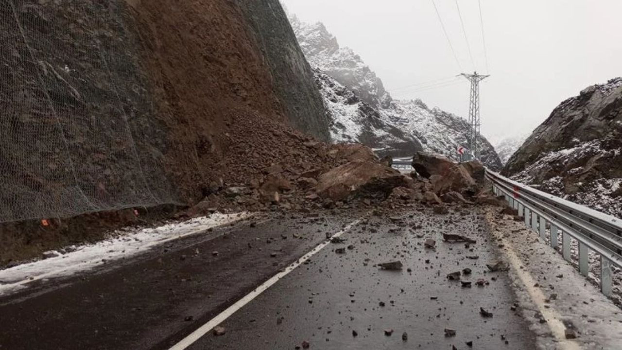 Balıkesir-Havran yolunda heyelan çalışması