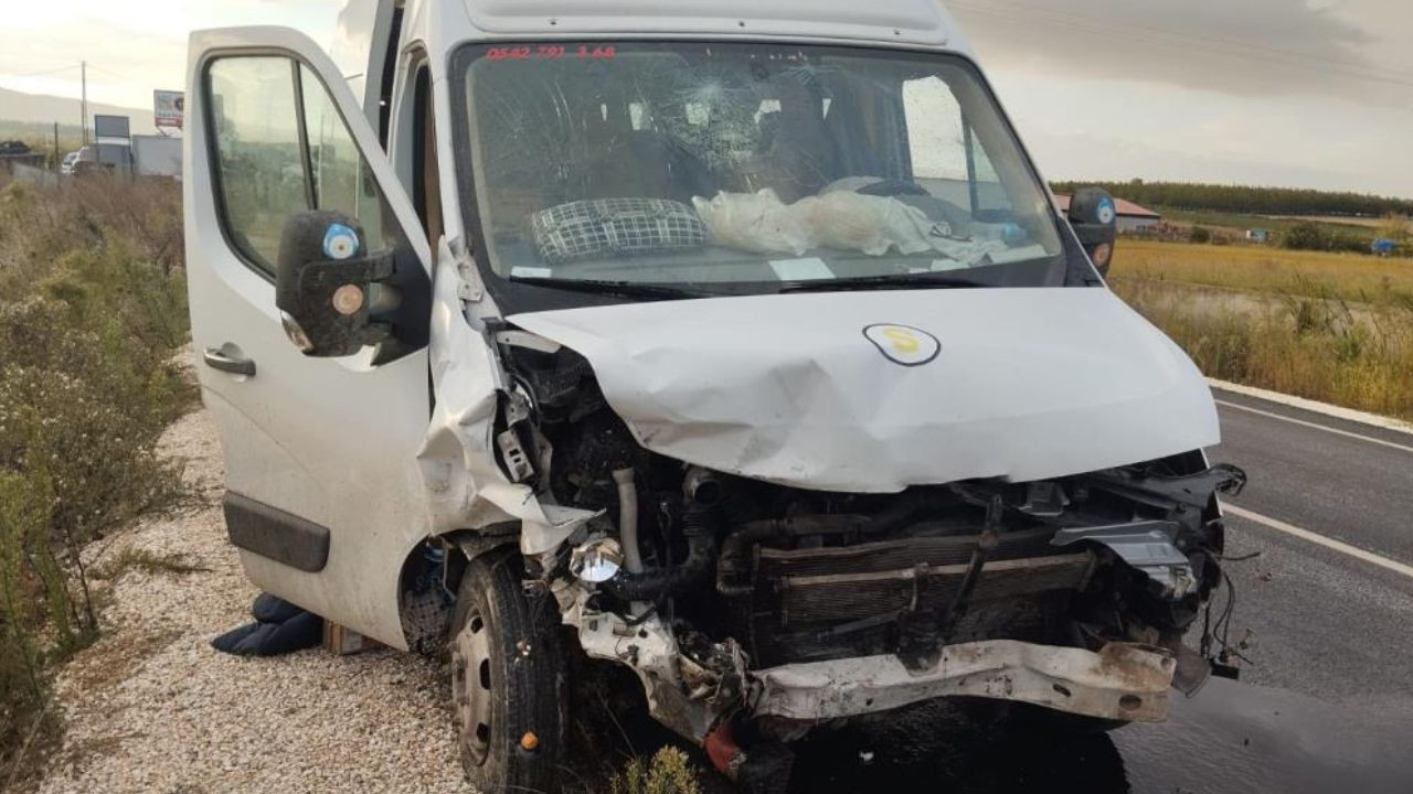 Gönen’de öğrenci servisi ile otomobil çarpıştı: 2 ölü, 7 öğrenci yaralı