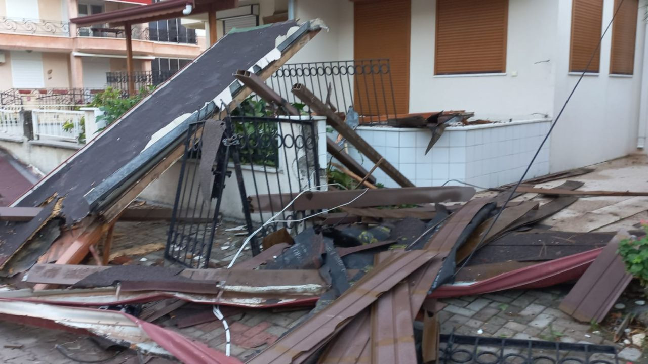Şiddetli Yağış ve Fırtına Altınoluk’ta Pergoleleri Uçurdu