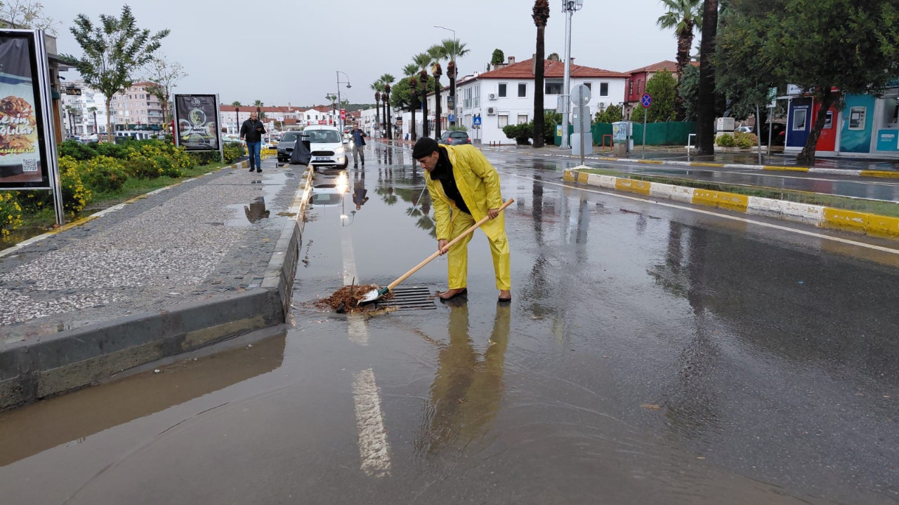 Ayvalık’ta sağanak alarmı! Belediye ekiplerinden anında müdahale