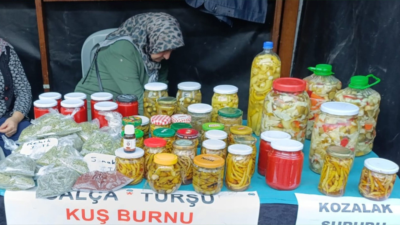 Balıkesir'de Kışlık Tarhana ve Turşu İlgi Odağı