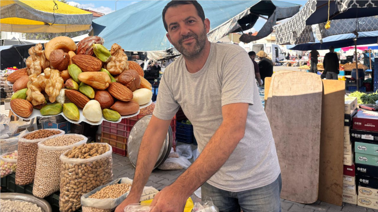 Yağmurda Islanan Kuruyemişçi: “Enseden Giriyor, Paçadan Çıkıyor”