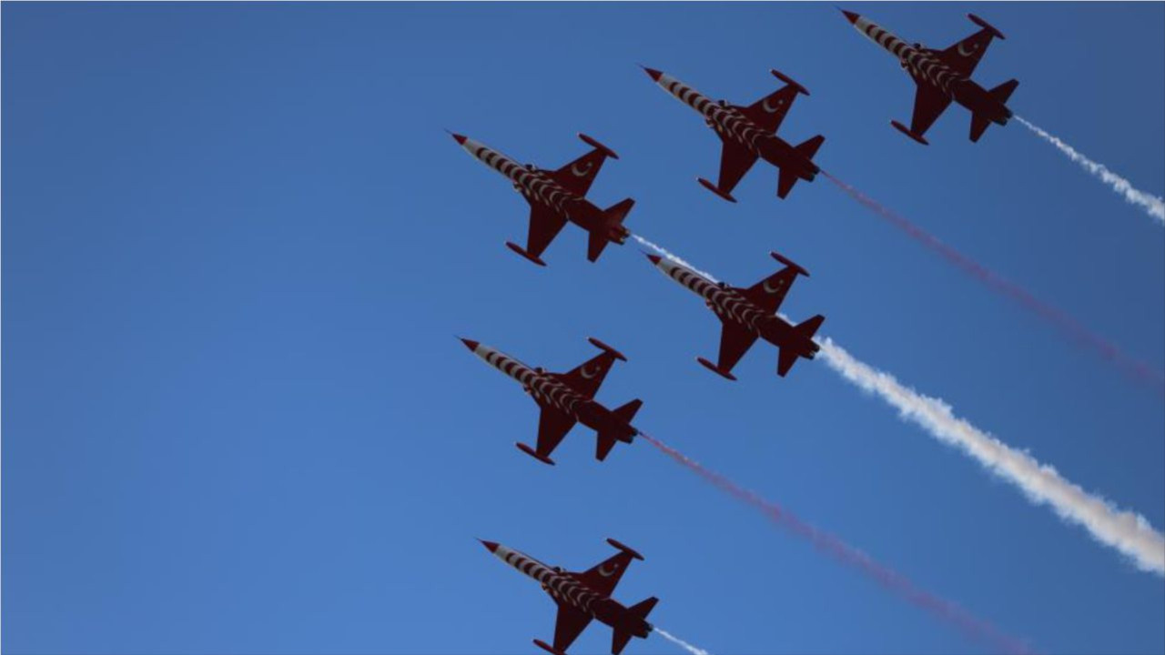Türk Yıldızları Bandırma Semalarında Uçtu