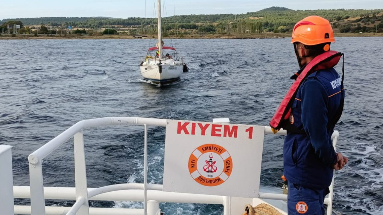 Çanakkale Boğazı'nda sürüklenen tekne kurtarıldı