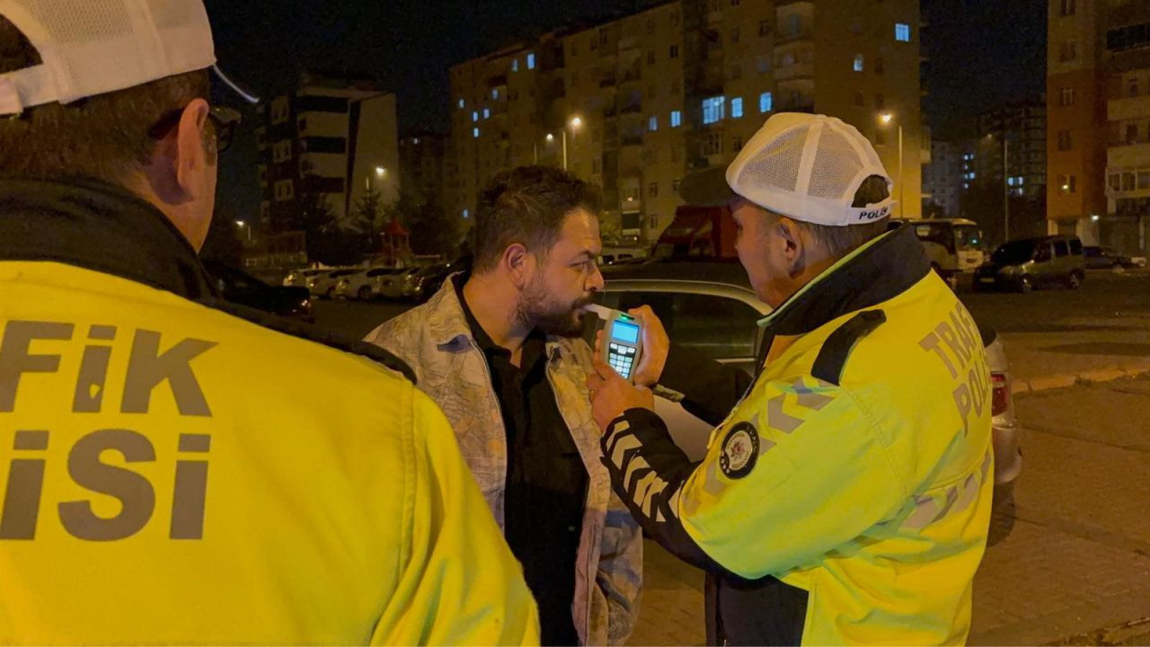 Kayseri’de Alkollü Aday Sürücü Yakalandı: “Beni İşimden Ettiniz” Tepkisi Kameralara Yansıdı