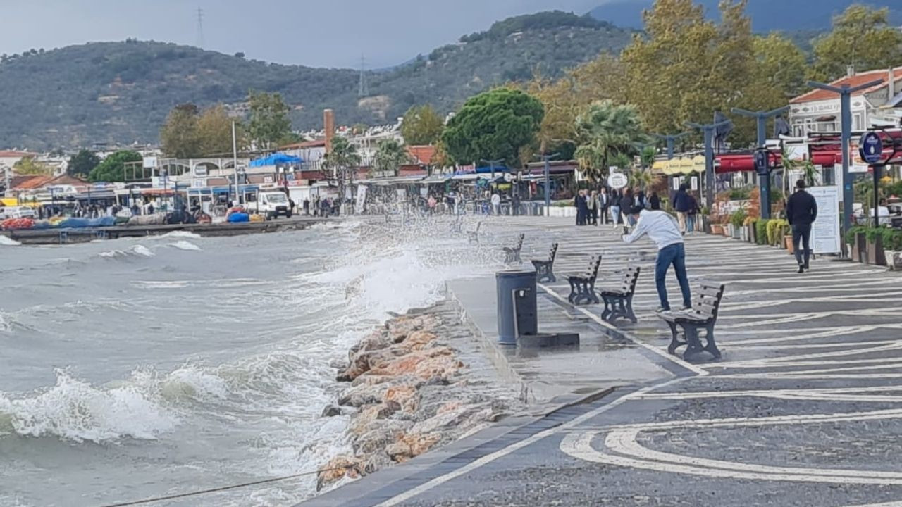Şiddetli Lodos Edremit’i Vurdu: Tekneler Battı, Sahil Sular Altında
