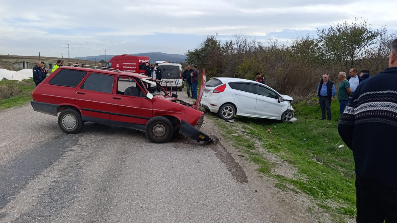 Manyas’ta İki Araç Çarpıştı: 1’i Ağır 2 Yaralı
