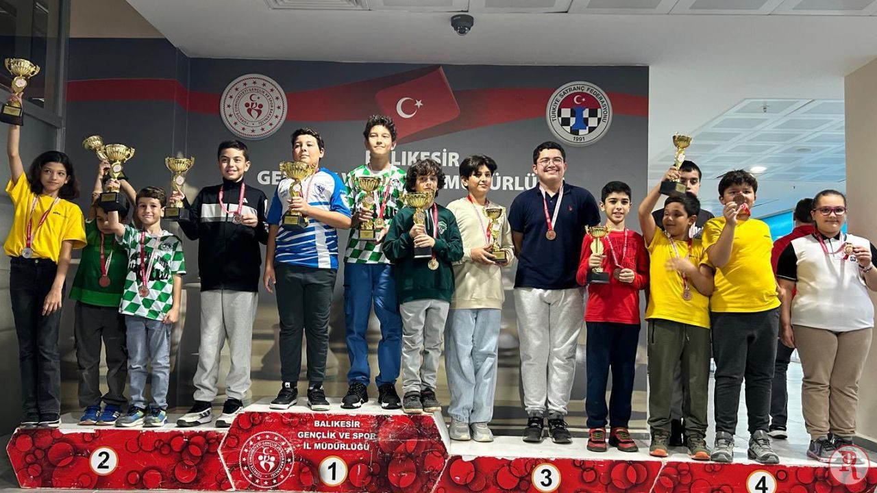Balıkesir’de Cumhuriyet Coşkusu Satranç Tahtasında Yaşandı