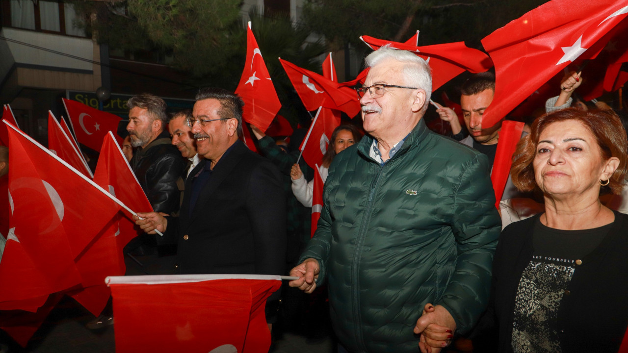 Burhaniye’de Cumhuriyet Coşkusu! Binlerce Kişi Fener Alayında