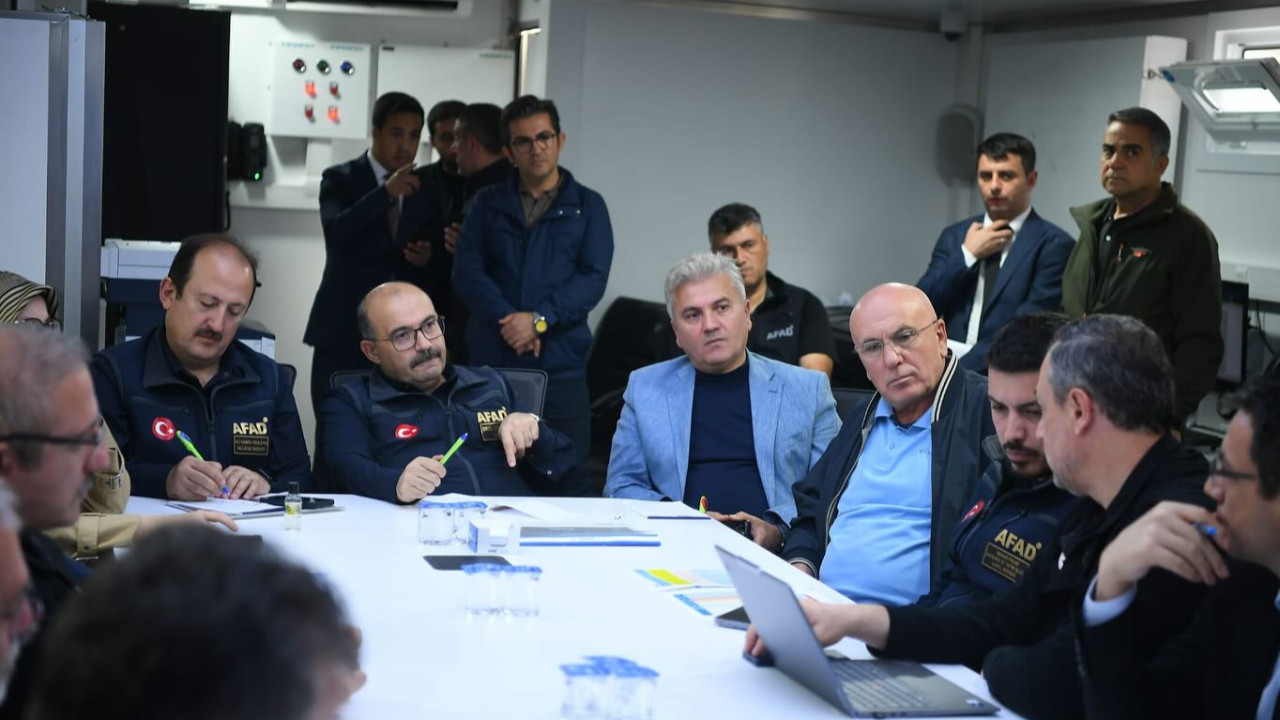 Sındırgı’da Deprem Sonrası Kritik Toplantı: Vali Ustaoğlu ve AFAD Başkanı Sahada!