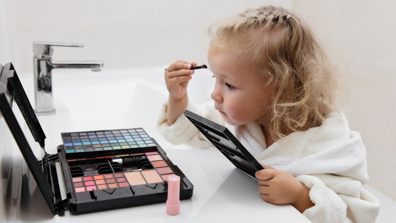 Küçük Yaşta Makyaj Zararlı mı? Uzmanlardan Ebeveynlere Uyarı