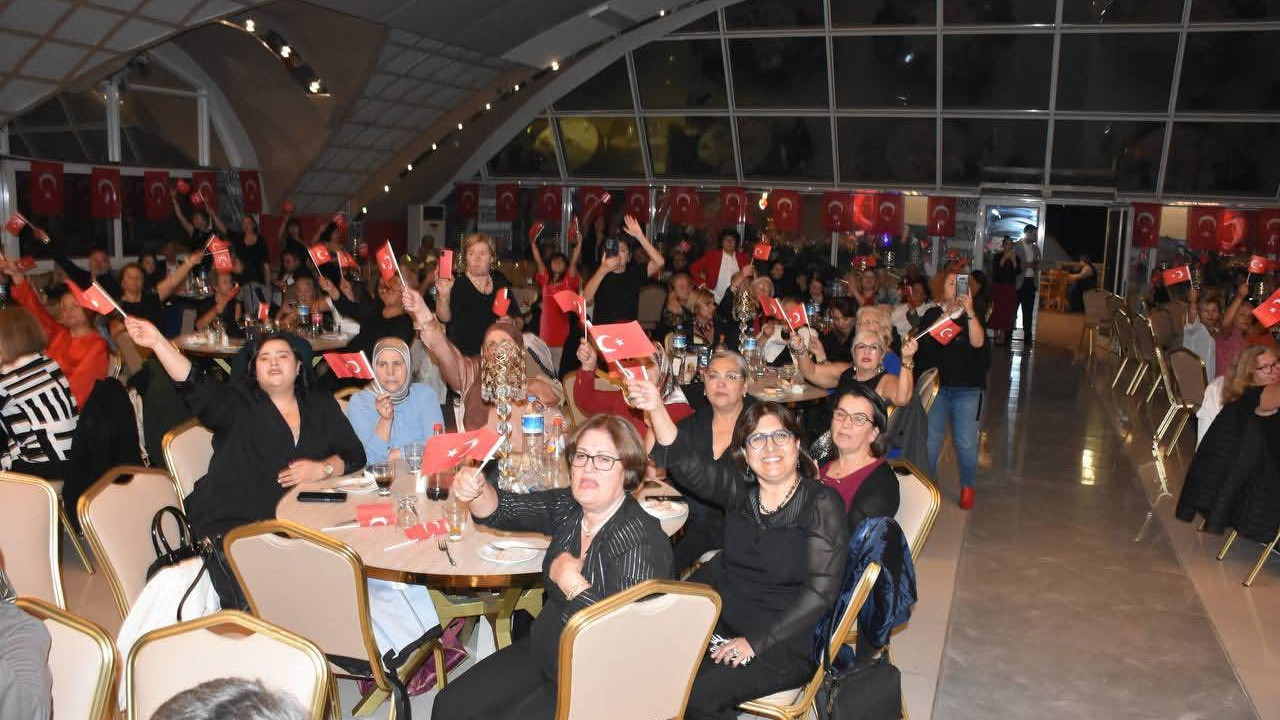 Edremit Kadın Dayanışma Derneği’nden Cumhuriyet Balosu