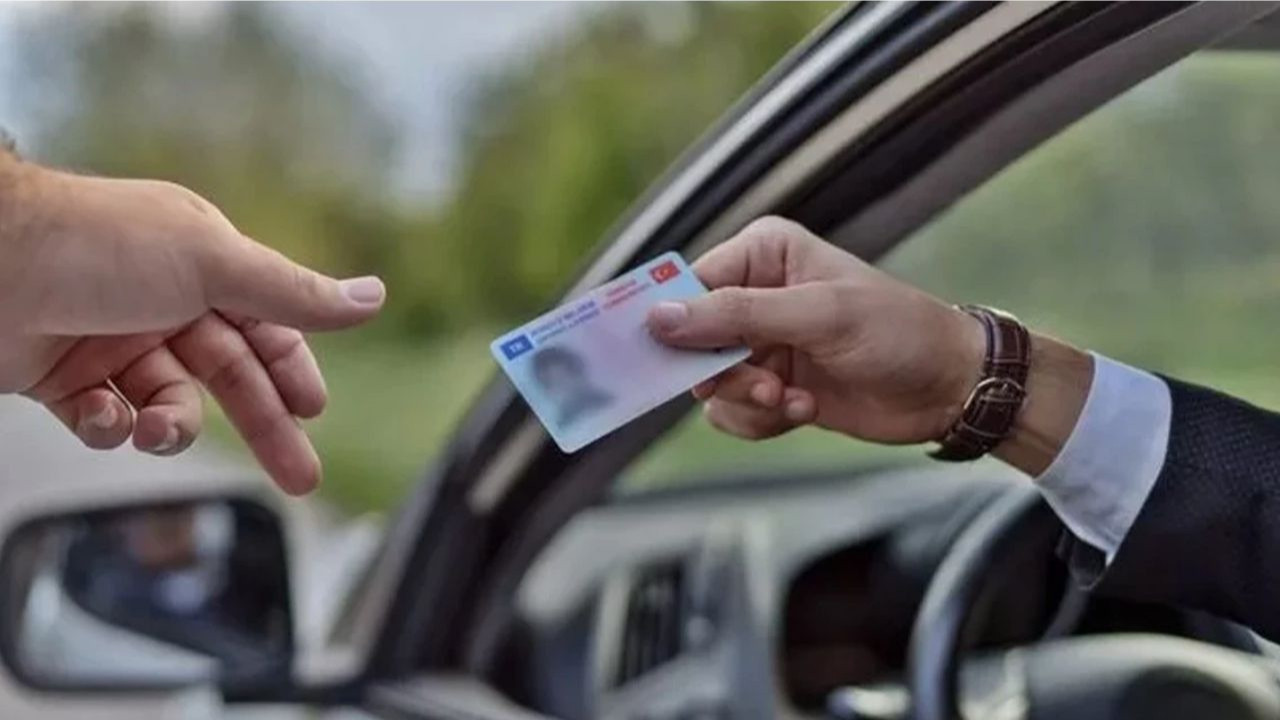 Sürücü Çakar ve Koyu Cam Kullandı! Artık 2043'e Kadar Ehliyetsiz