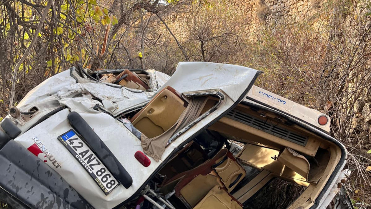 Uçuruma devrilen servisteki 13 öğrenci ve sürücü yaralandı