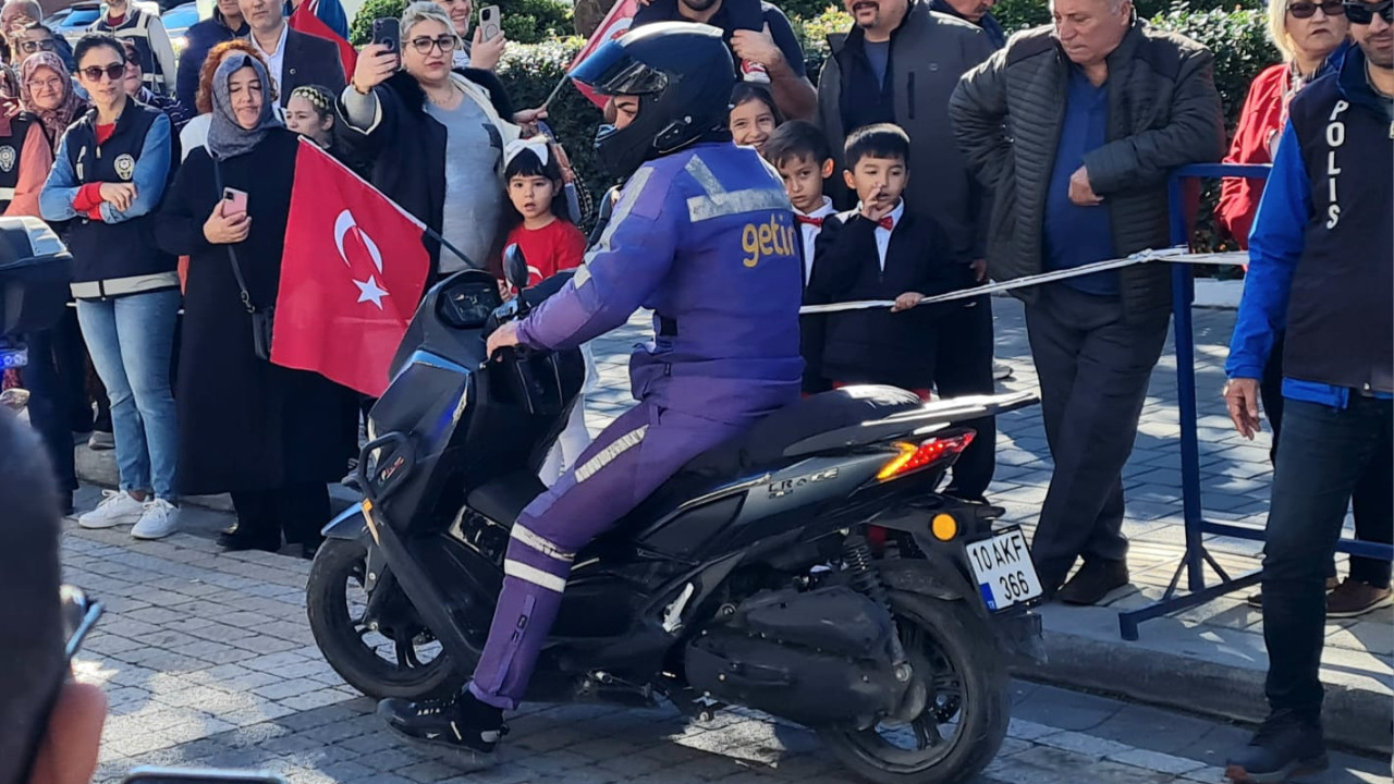 Edremit, Bu Uyanık Kuryeyi Konuşuyor