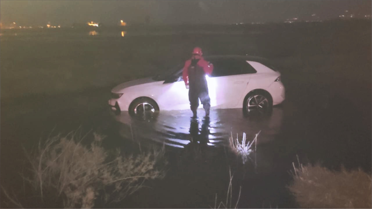 Burhaniye–Akçay yolunda araç su birikintisinde mahsur kaldı