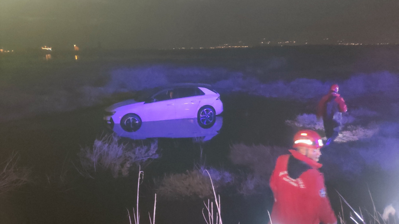 Balıkesir’de Su Birikintisine Giren Otomobilde Sürücü Mahsur Kaldı