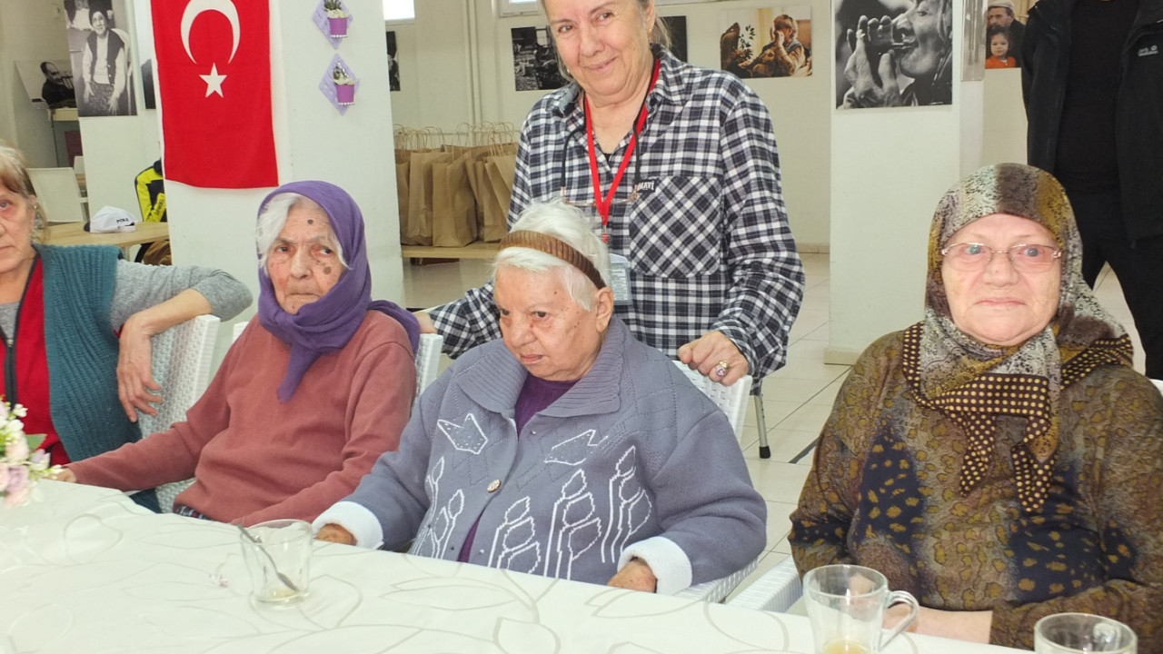 Balıkesir'de huzurevi sakinlerine ziyaret