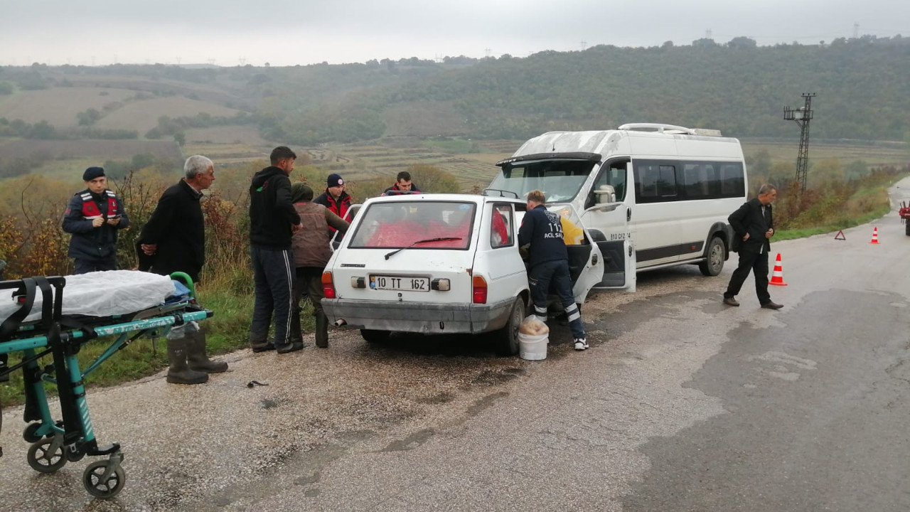 Gönen’de Trafik Kazası: Sıkışan Sürücü Kurtarıldı