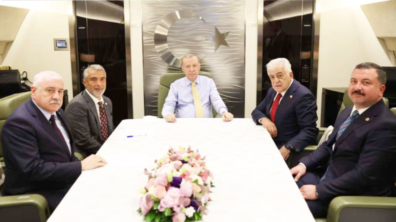 Cumhurbaşkanı Erdoğan, Azerbaycan Dönüşünde MHP Heyetini Uçakta Kabul Etti
