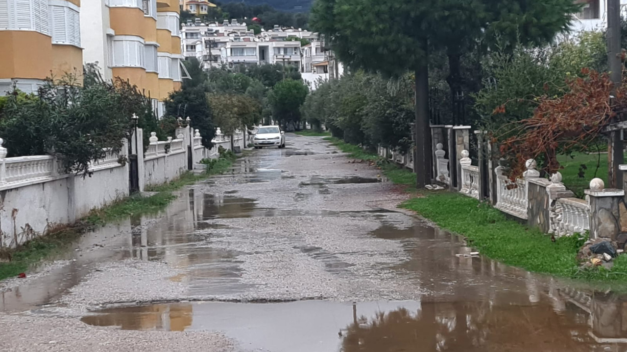 Altınoluk’ta Geceyi Şimşekler Aydınlattı