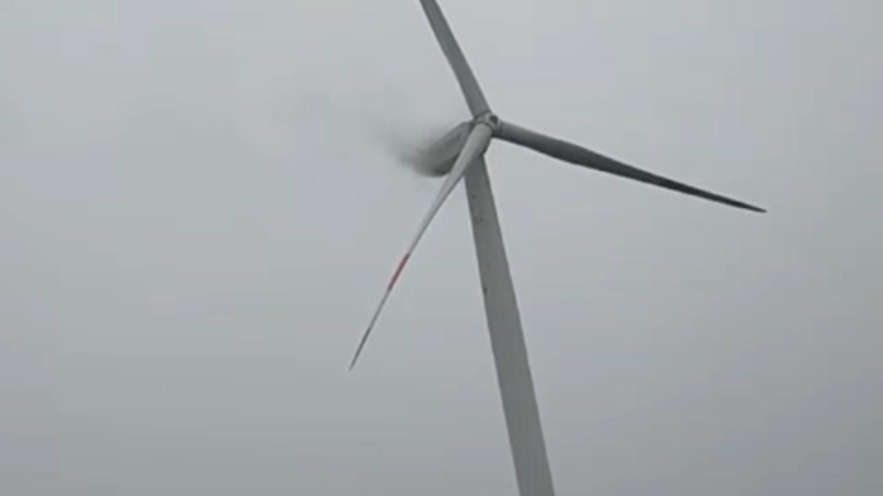 Rüzgar Türbinine Yıldırım Düştü: Yangın Çıktı