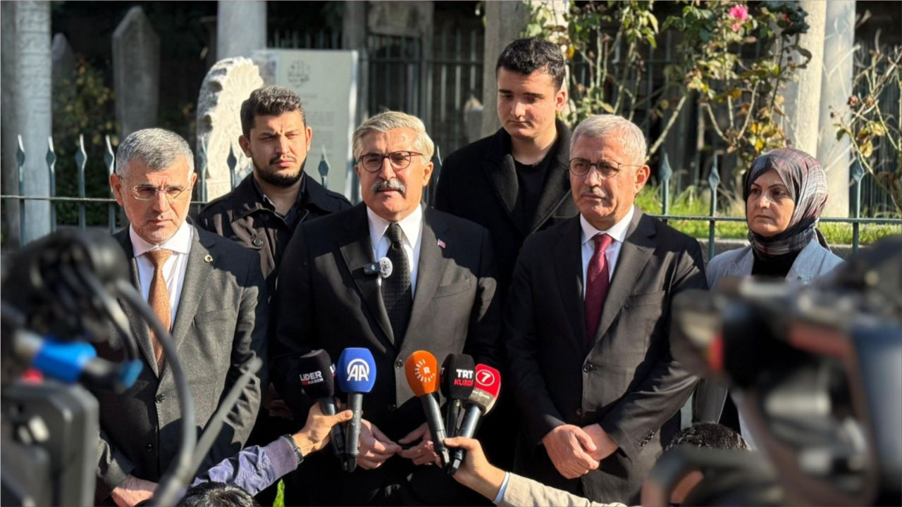 AK Parti’den Sezai Karakoç’un Kabrine Anlamlı Ziyaret “Çağın Vicdanına” Hüzünlü Bir Selam