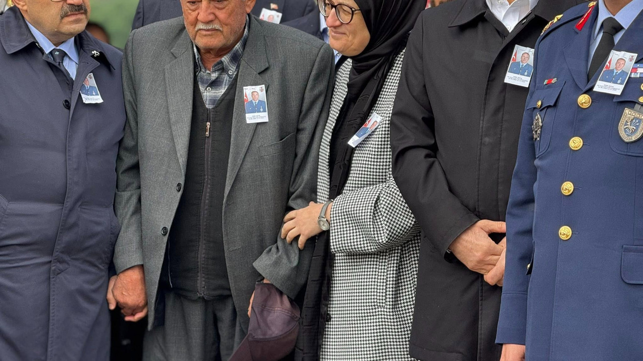 Vali ve Belgin Uygur Şehit Babasının Elini Bırakmadı