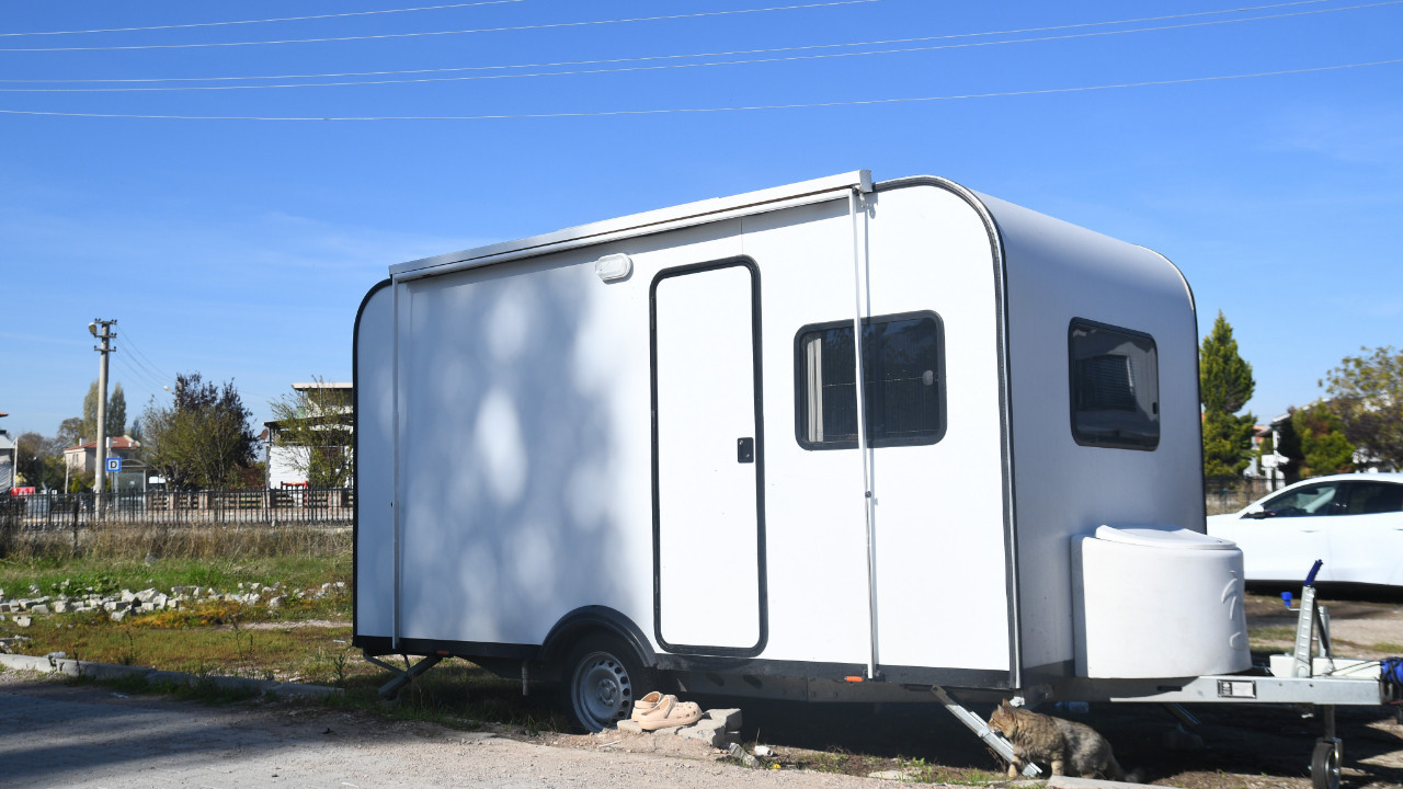 Balıkesir Sındırgı'da sarsıntılar nedeniyle evlerine giremeyenler karavanları tercih ediyor