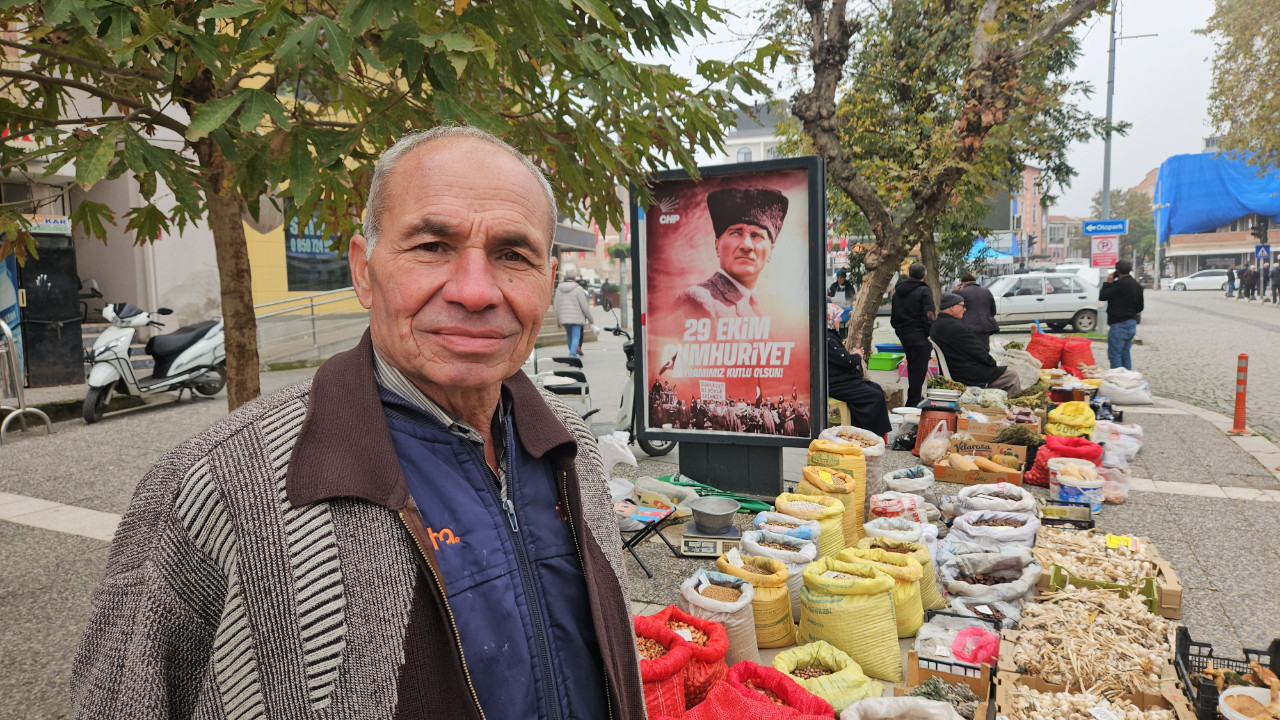 Depremlerin yaşandığı Sındırgı'da halk günlük yaşamına dönmeye çalışıyor