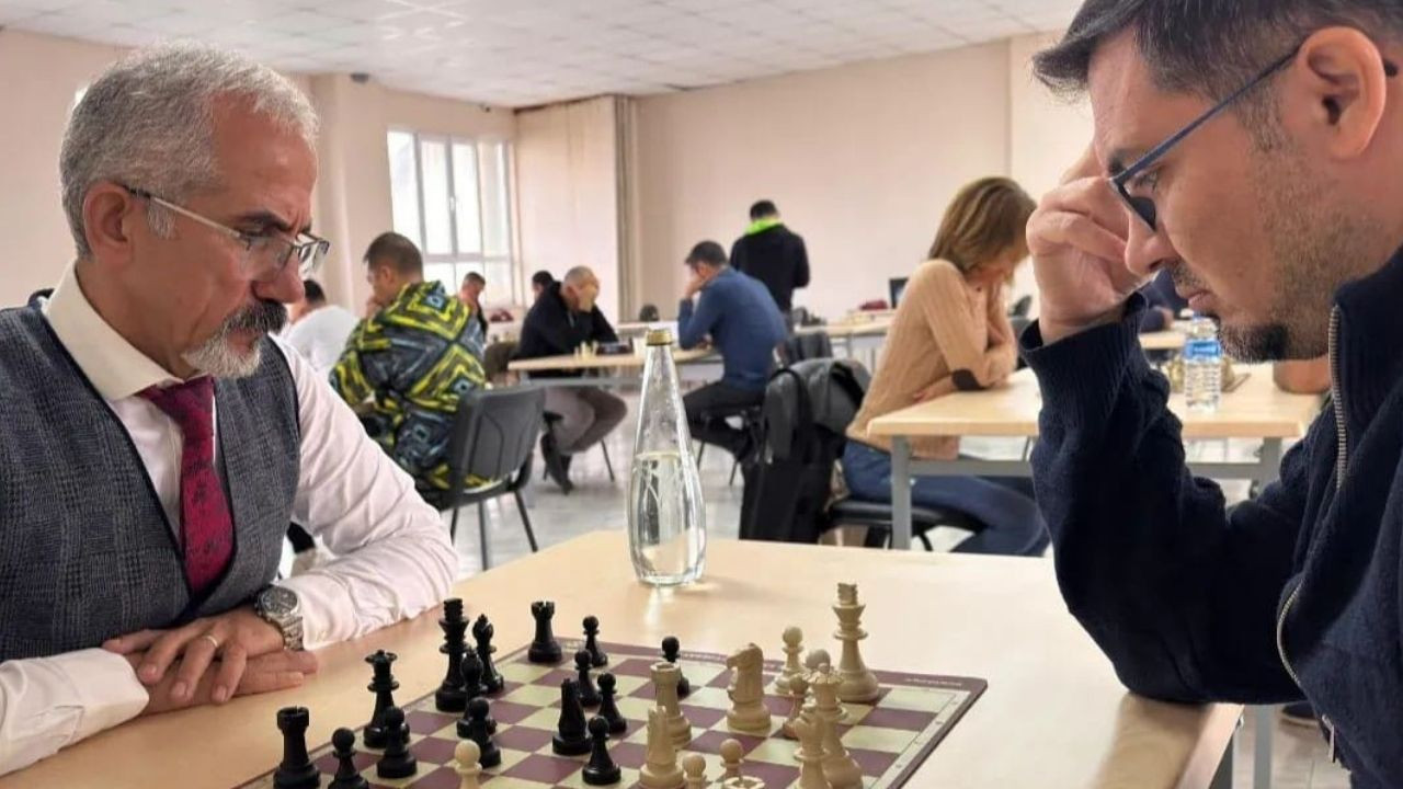 Edremit’te Öğretmenler, Satranç Turnuvasında Ter Döktü