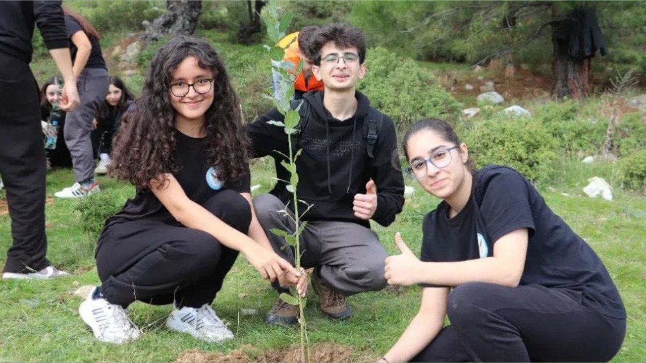 Edremit'te Öğrenciler Fidan Dikerek, Geleceğe Umut Oldu