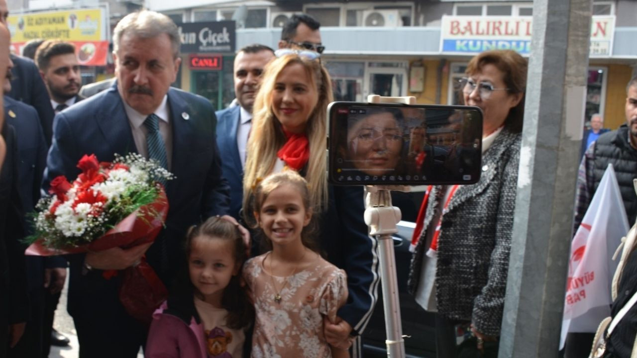 Destici’den Kadınlara Karanfilli Jest