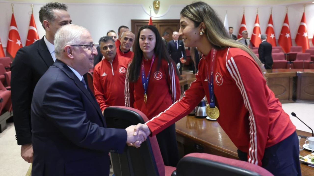 Bakan Güler'den Tekvando Milli Takımı'na tebrik