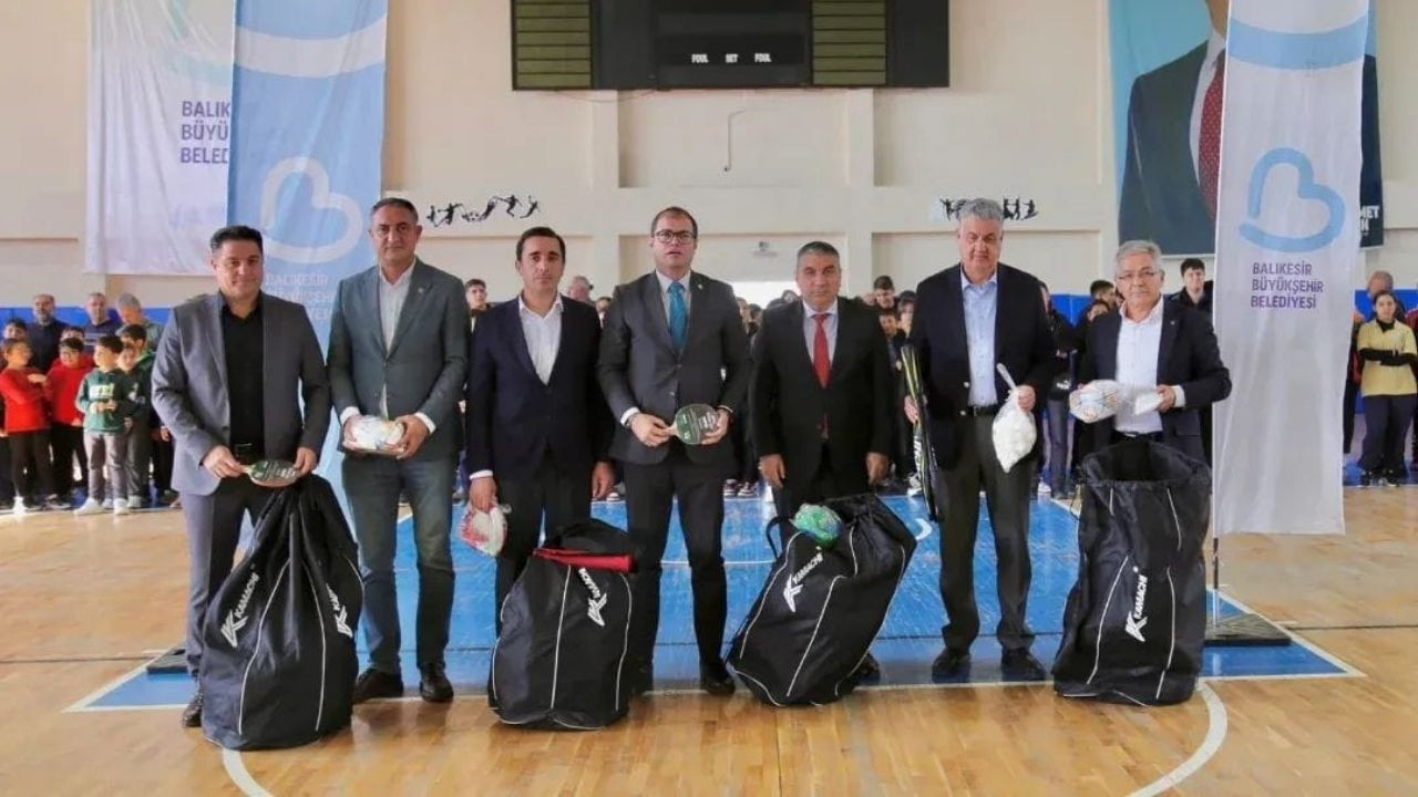 Edremit Okulları Spor Malzemeleriyle Desteklendi