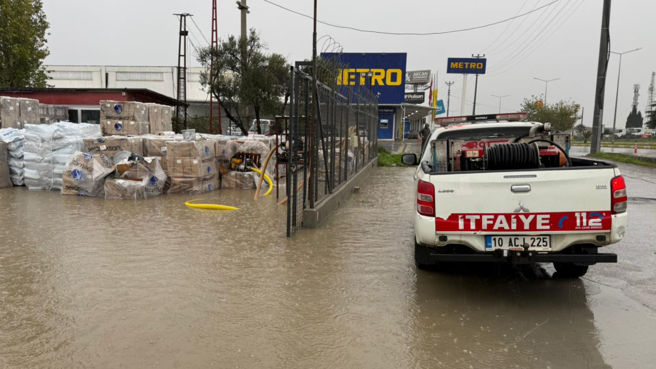 Edremit ve Çevresinde Yoğun Yağış Sonrası Müdahale Seferberliği