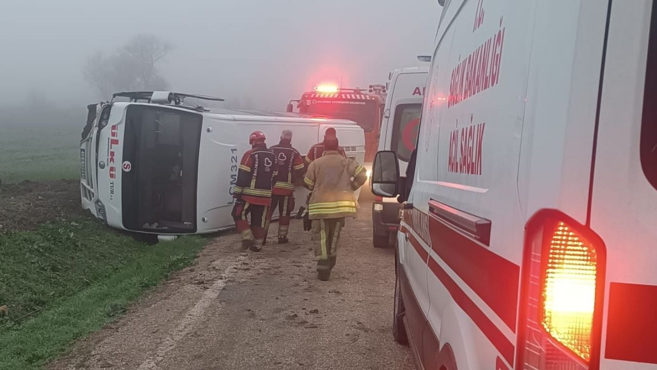 Balıkesir'de Okul Servisi Yoldan Çıktı! 8 Öğrenci Yaralandı