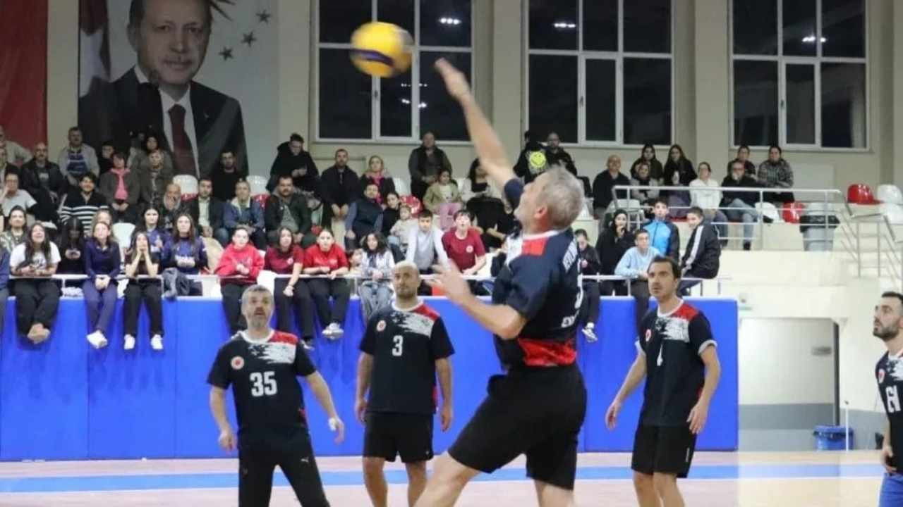 Edremit'te Öğretmenler Voleybol Turnuvası Nefes Kesti