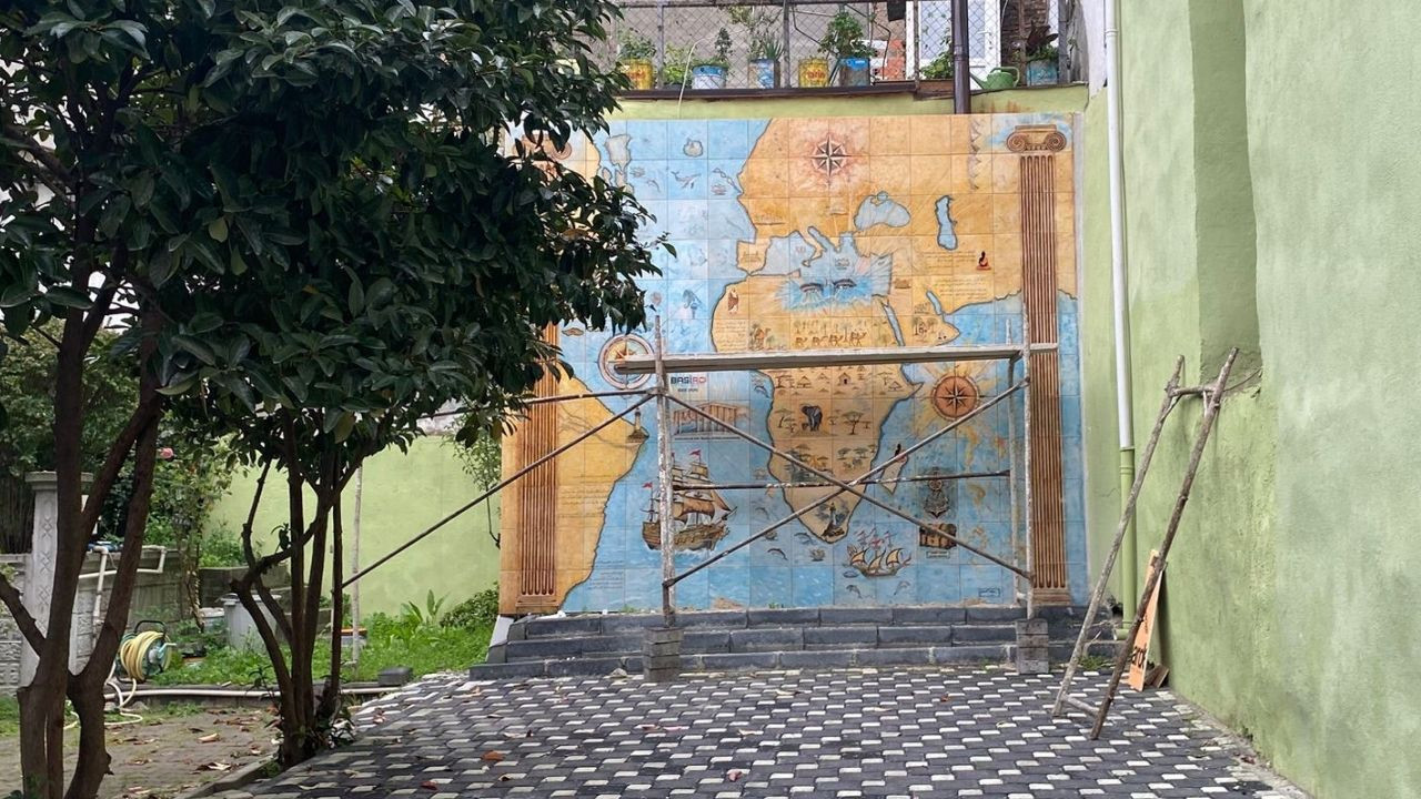 Balıkesir'de Tarihi Binanın Bahçesinde Sır Gibi Duvar