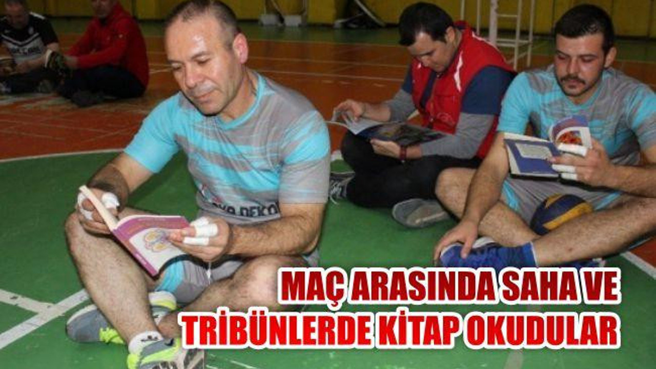 Maç Arasında Saha ve Tribünlerde Kitap Okudular