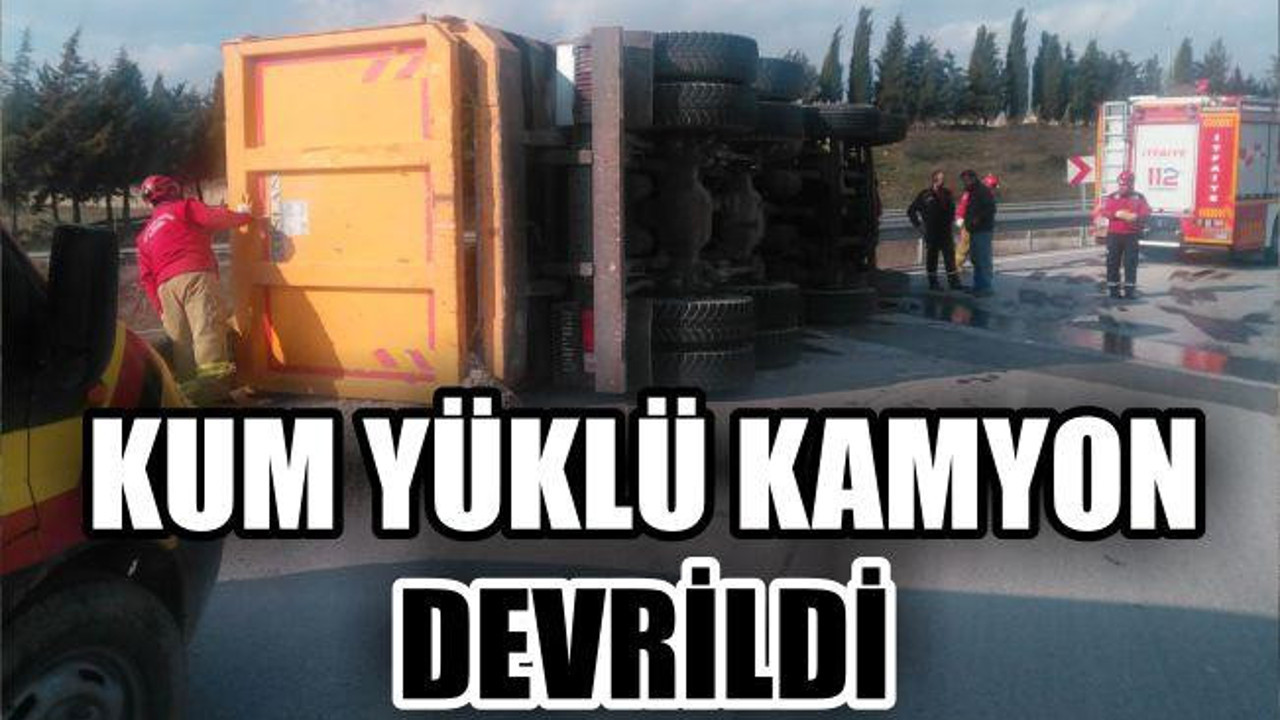 KUM YÜKLÜ KAMYON DEVRİLDİ