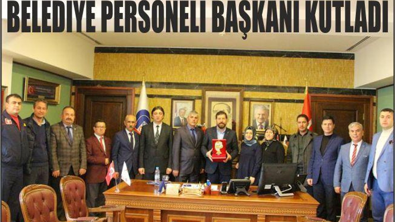 BELEDİYE PERSONELİ BAŞKANI KUTLADI