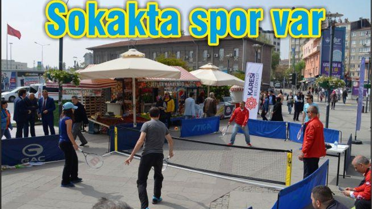 Sokakta spor var