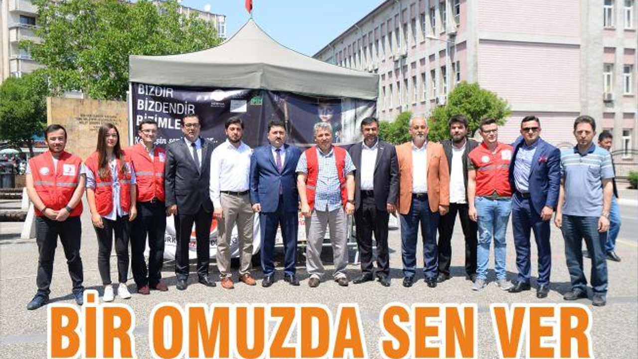 BİR OMUZ DA SEN VER