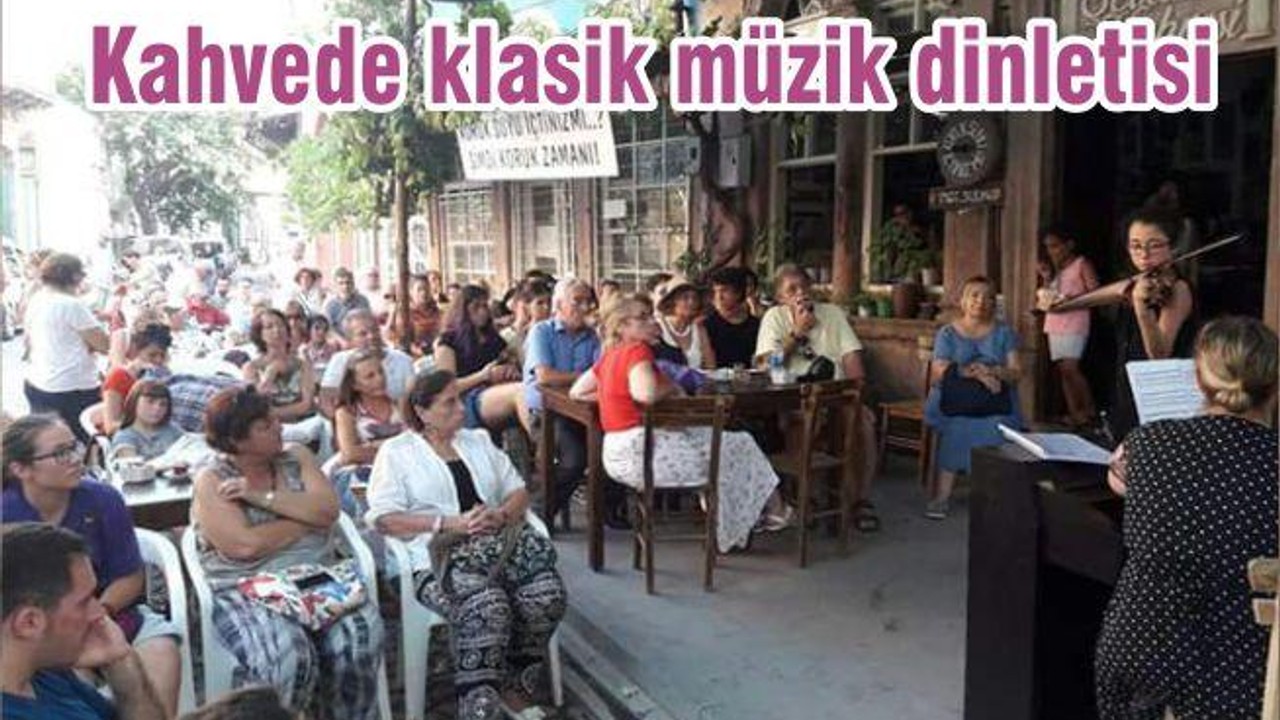 Kahvede klasik müzik dinletisi
