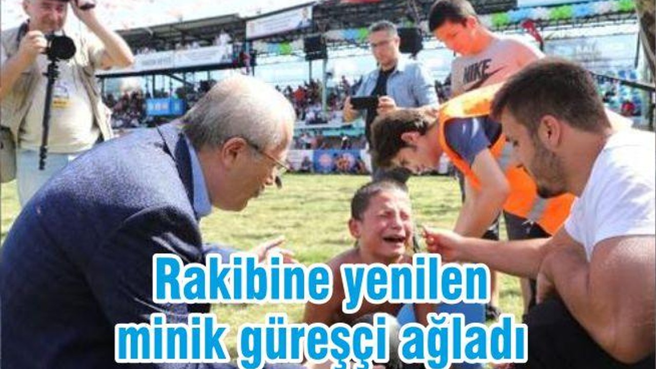 Rakibine yenilen minik güreşçi ağladı