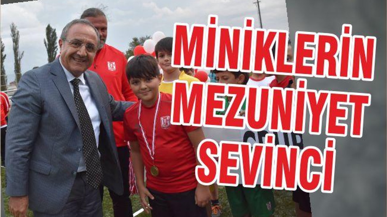 MİNİKLERİN MEZUNİYET SEVİNCİ